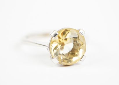 18K white gold (750‰) ring featuring a round...