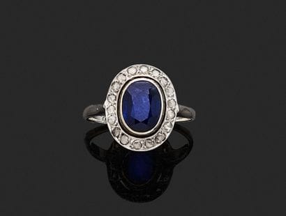 An 18K white gold (750‰) ring featuring a...