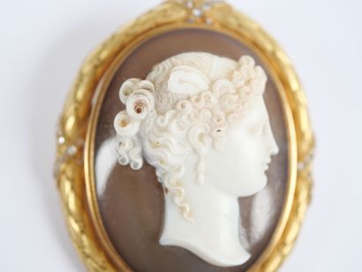 A large 18K yellow gold (750‰) brooch featuring...