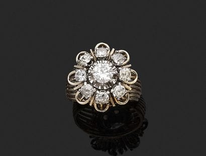A large 18K white gold (750‰) daisy ring...