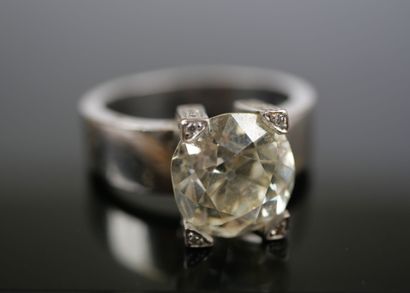 A substantial 18K white gold (750‰) ring...