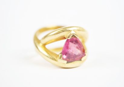 A large 18K yellow gold (750‰) ring featuring...