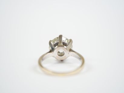 **18K white gold (750‰) solitaire ring set...