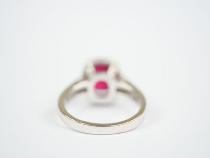 A striking 18K white gold (750‰) ring featuring...