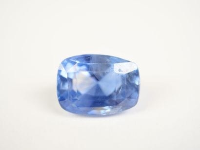 A 7.10-carat cushion-cut blue Ceylon sapphire...