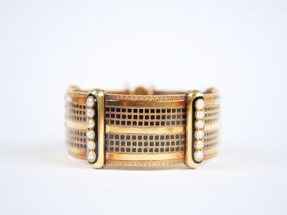 A striking hinged bracelet in 18K yellow...