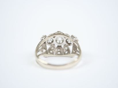 A large 18K white gold (750‰) ring featuring...