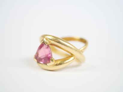 A large 18K yellow gold (750‰) ring featuring...