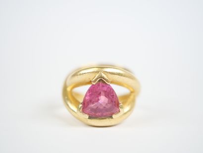 A large 18K yellow gold (750‰) ring featuring...