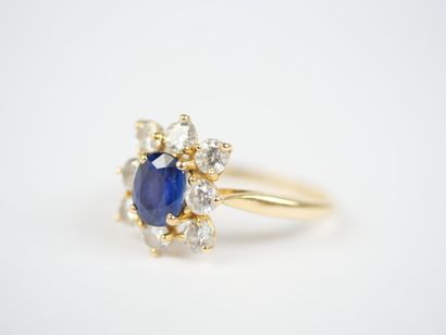 18K yellow gold (750‰) daisy ring featuring...