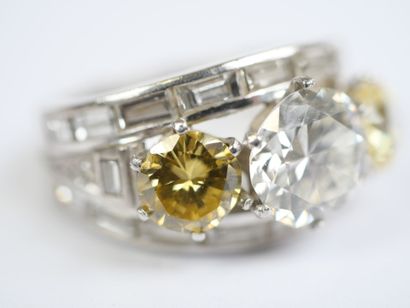 An 18K white gold (750‰) and platinum (850‰)...