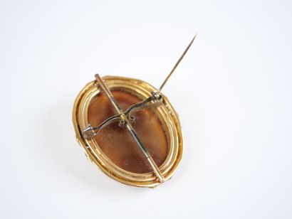 A large 18K yellow gold (750‰) brooch featuring...