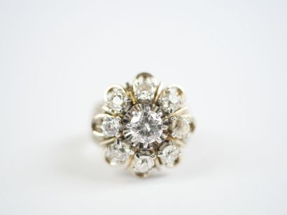A large 18K white gold (750‰) daisy ring...