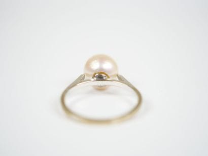 18K white gold (750‰) ring set with a cultured...