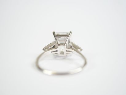 THE WHITE STAR.
Platinum ring (850‰) set...