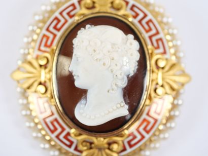 A large oval brooch in 18K yellow gold (750‰)...