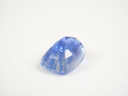 A 7.10-carat cushion-cut blue Ceylon sapphire...