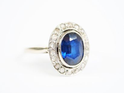 An 18K white gold (750‰) ring featuring a...