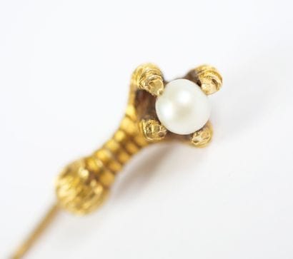 18K yellow gold (750‰) scarf pin, with a...