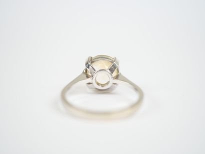 18K white gold (750‰) ring featuring a round...