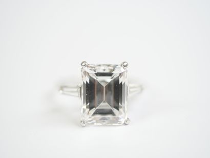 THE WHITE STAR.
Platinum ring (850‰) set...