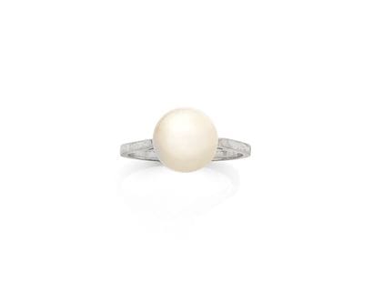 18K white gold (750‰) ring set with a cultured...