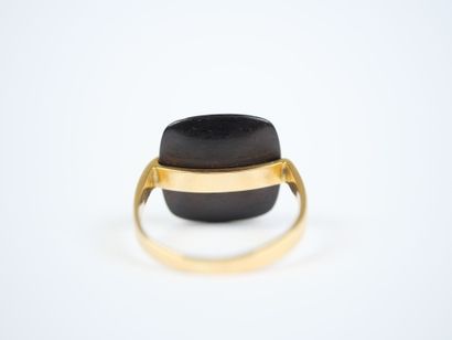 18K yellow gold ring (750‰) featuring a square...