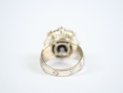 A large 18K white gold (750‰) daisy ring...