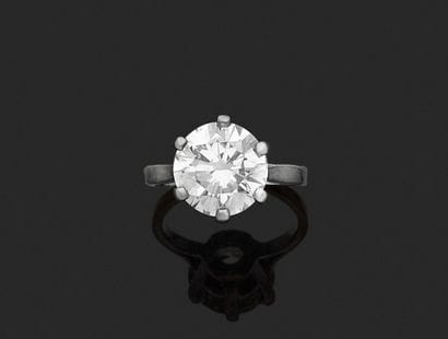 **18K white gold (750‰) solitaire ring set...
