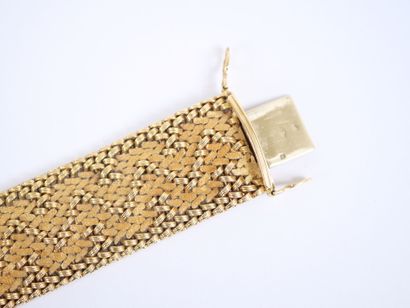 Wide, flexible bracelet in 18K yellow gold...
