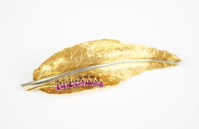 A large 18K yellow gold (750‰) brooch featuring...