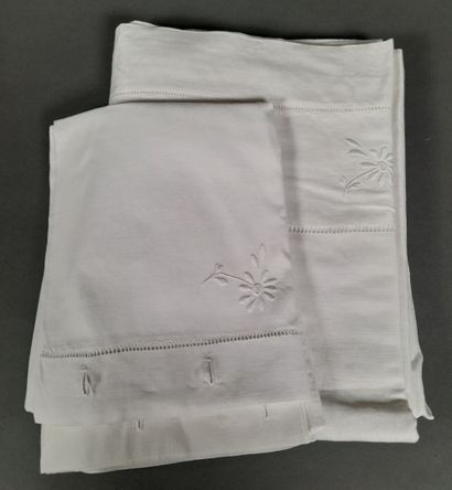 Lot de draps en lin blanc brodés et ajourés...