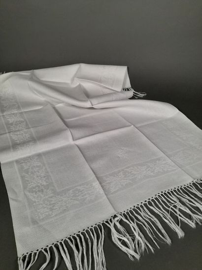 Huit serviettes de toilette frangées en coton...