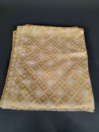Paire de rideaux en damassé jaune et blanc...