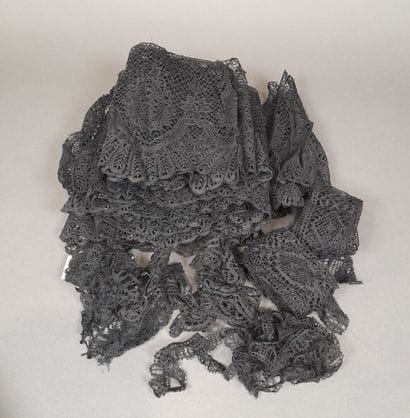 Lot de dentelles aux fuseaux noires type...