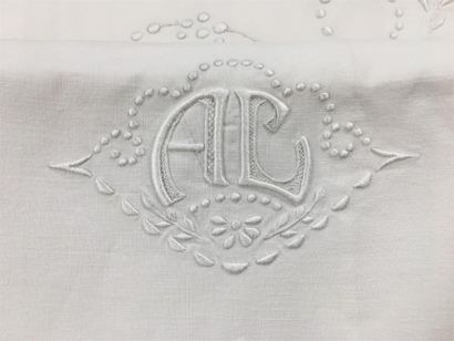 Parure de lit en coton blanc brodé de fleurs...