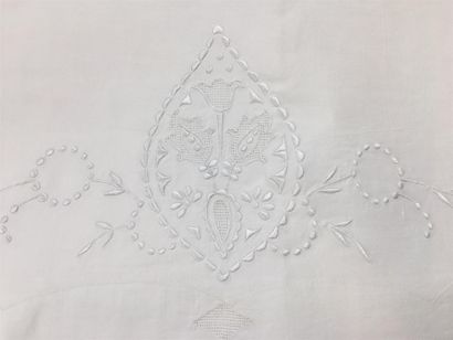 Parure de lit en coton blanc brodé de fleurs...
