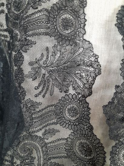 Lot de dentelles de Chantilly noires aux...