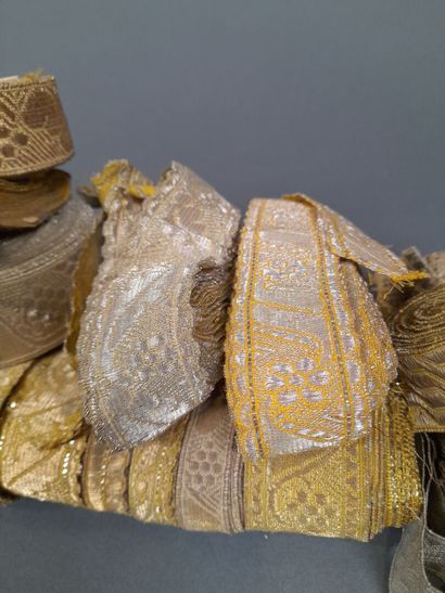 Lot de passementerie en fils métalliques...