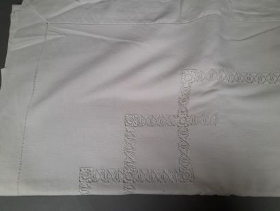 Lot de draps en lin blanc brodés et ajourés...
