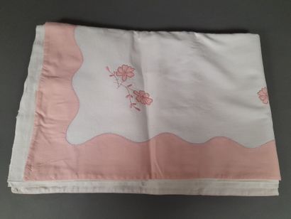 Lot de draps en lin blanc brodés et ajourés...