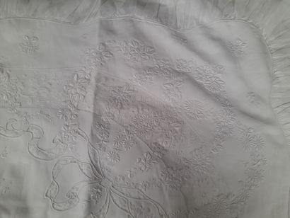 Parure de lit en coton blanc à décor de fleurs...