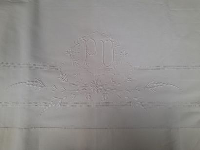 Parure de lit en lin blanc à décor de fleurs...