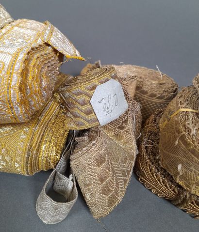Lot de passementerie en fils métalliques...