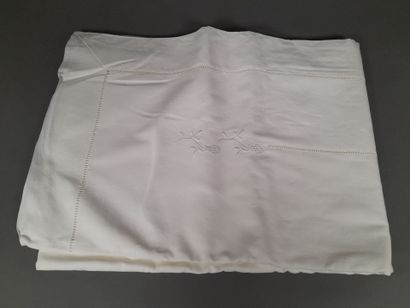 Lot de draps en lin blanc brodés et ajourés...