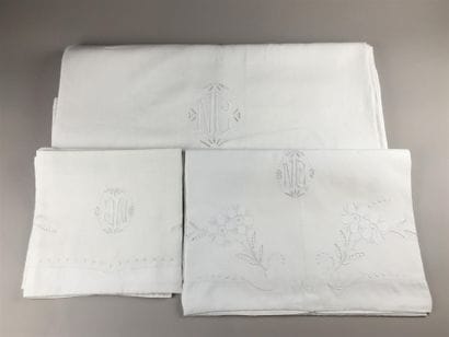 Parure de lit en coton blanc brodée de fleurs...
