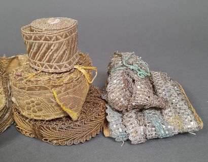 Lot de passementerie en fils métalliques...