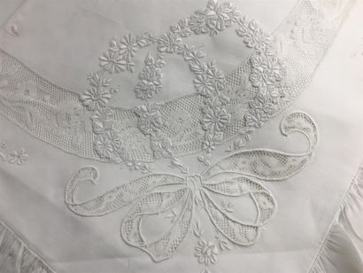 Parure de lit en coton blanc à décor de fleurs...