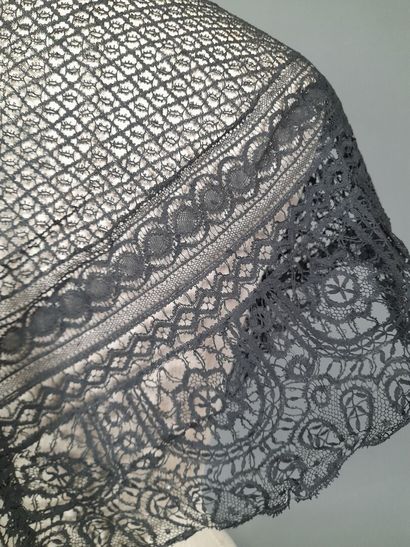 Lot comprenant : 
- Pointe en dentelle aux...