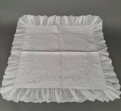 Parure de lit en coton blanc à décor de fleurs...